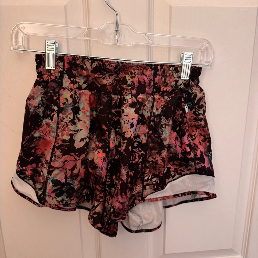 Lululemon Hotty Hot Shorts Size 6, 4 inch